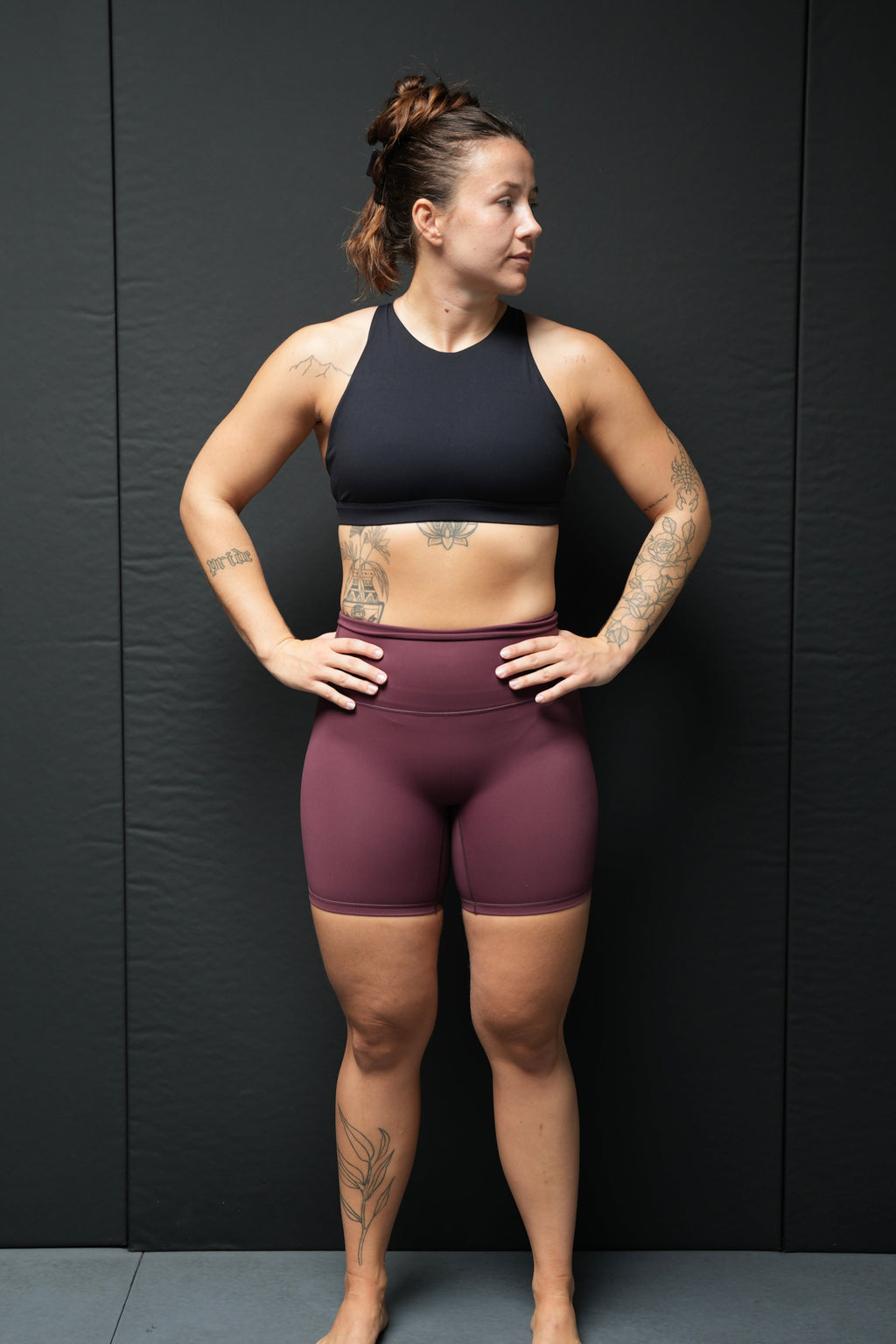 ESSENTIAL PERFORMANCE SHORT - BURGUNDY