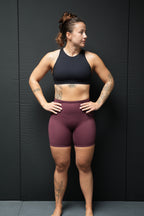 ESSENTIAL PERFORMANCE SHORT - BURGUNDY